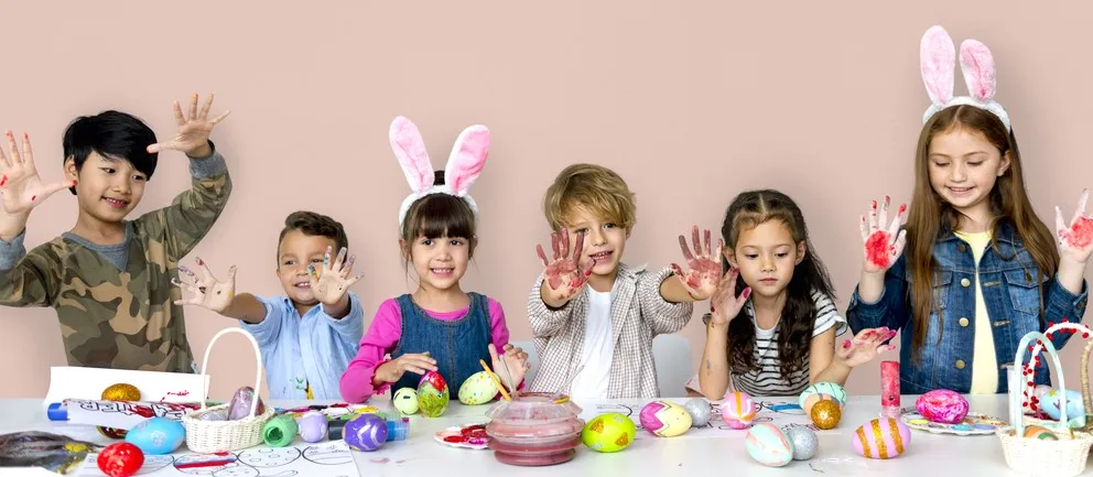 I bambini dipingono le uova per Pasqua