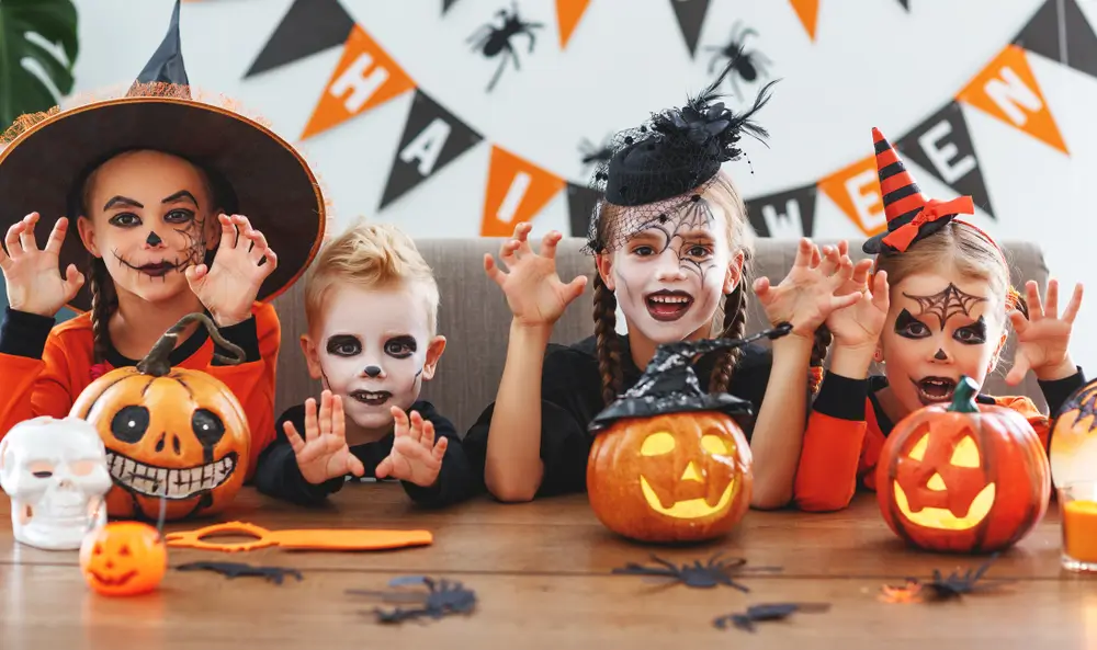 Quattro bambini in costume di Halloween