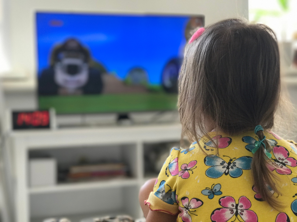 Il bambino sta guardando un cartone animato