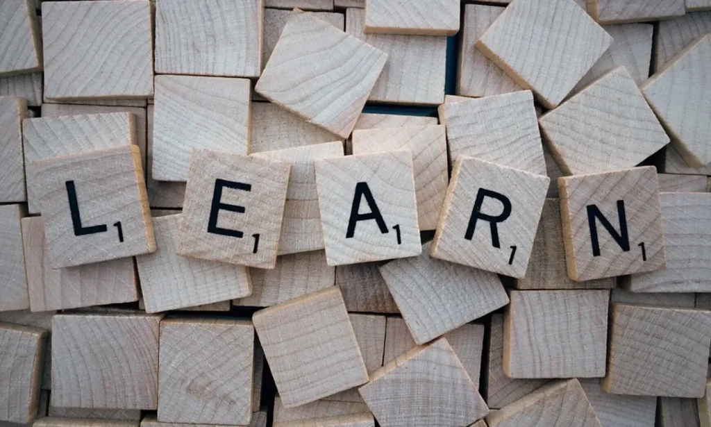 cubi di legno con lettere che creano la parola LEARN