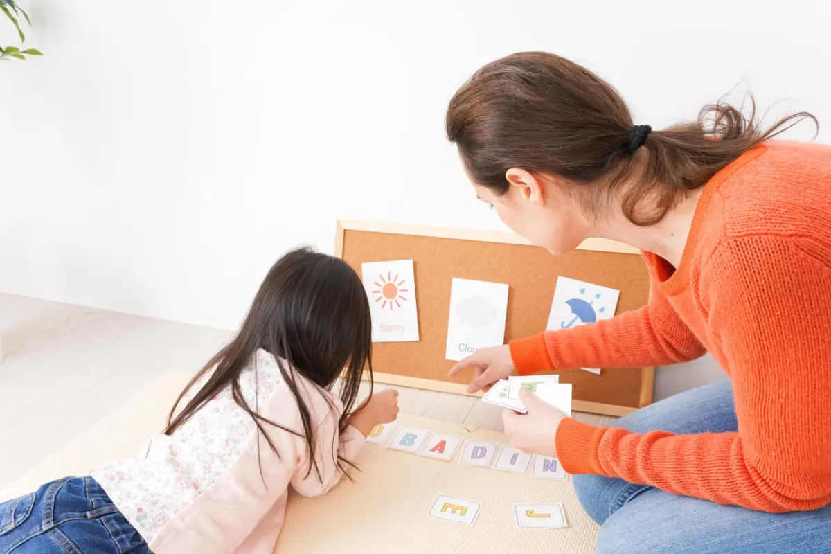 la madre insegna l'alfabeto alla figlia