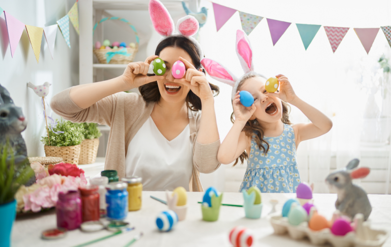 madre con figlia che decorano le uova per Pasqua