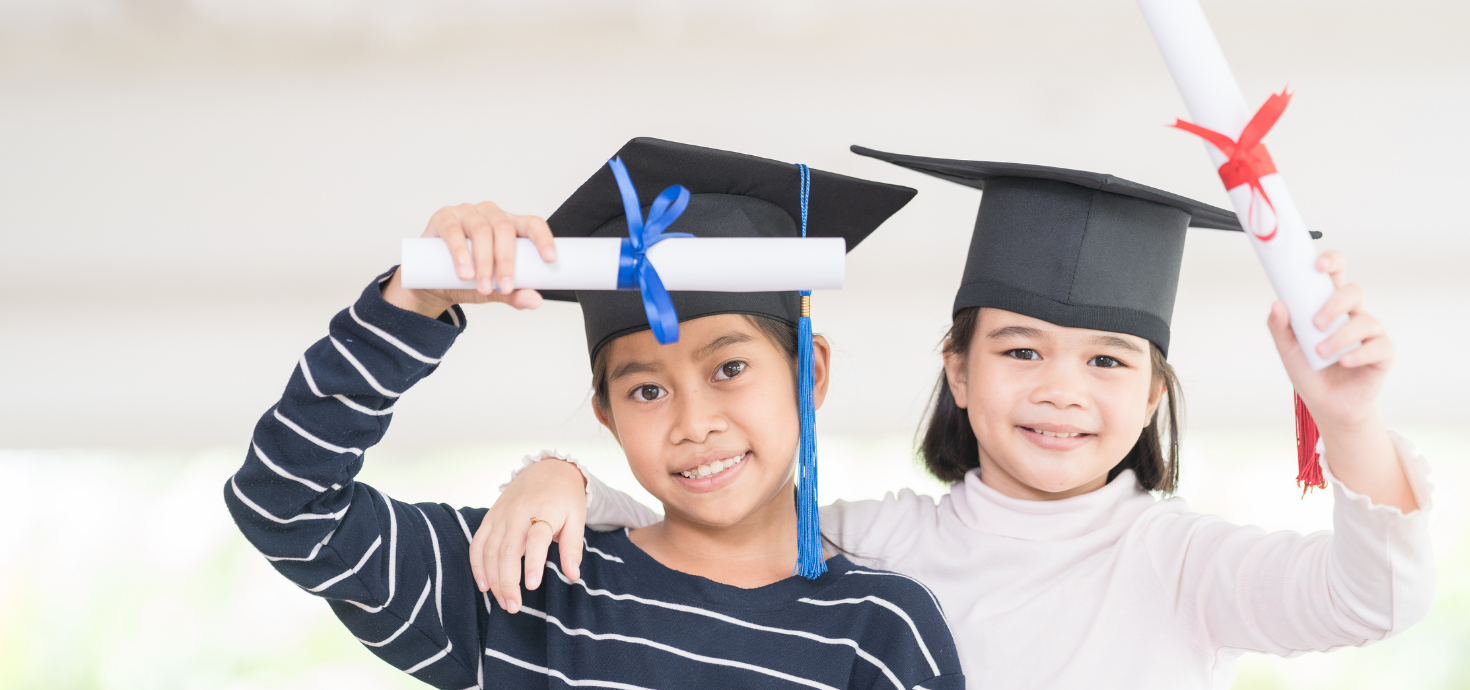 ragazzo e ragazza con cappelli da laurea