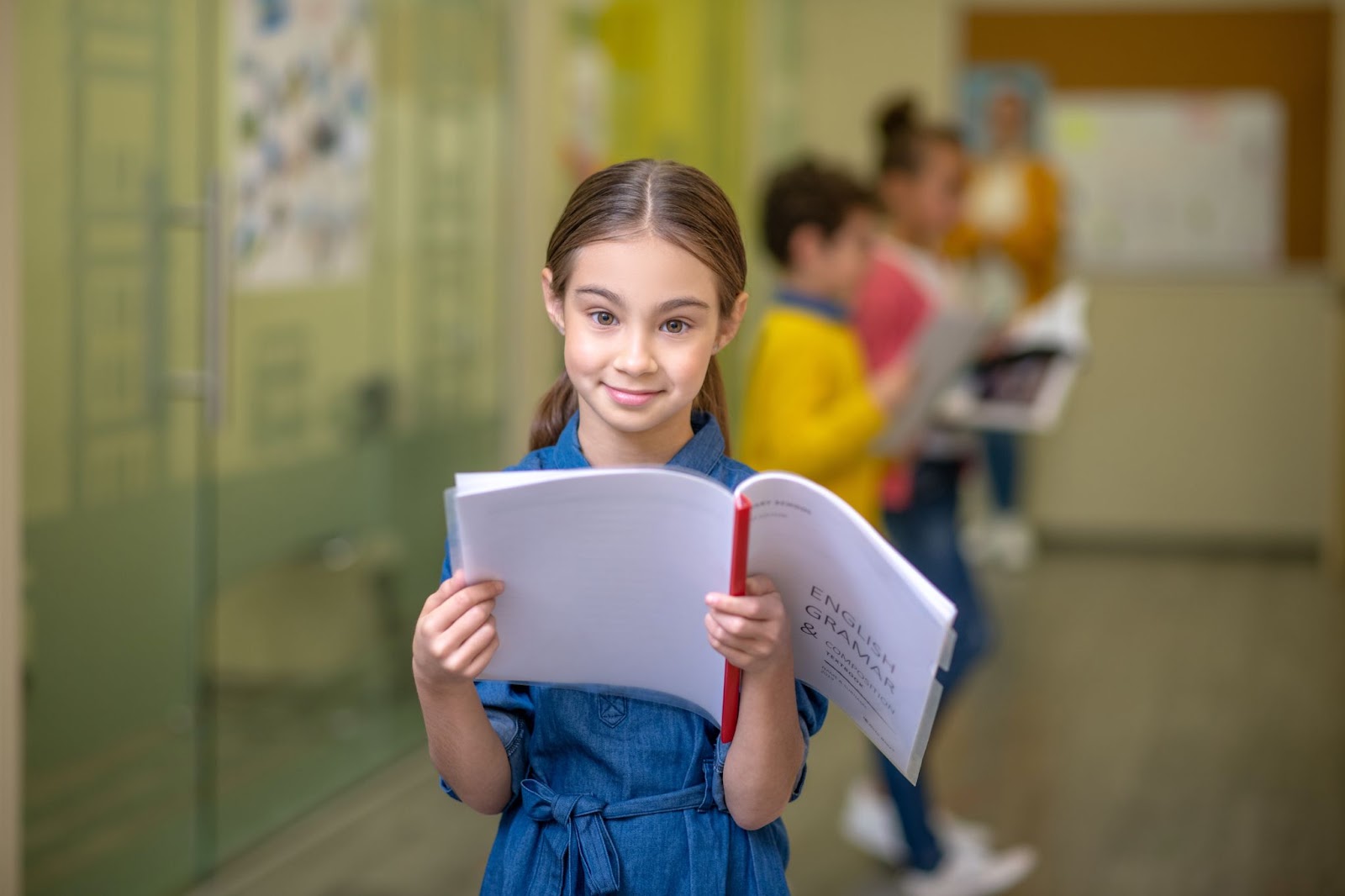 Concetto di ragazza disciplinata a scuola