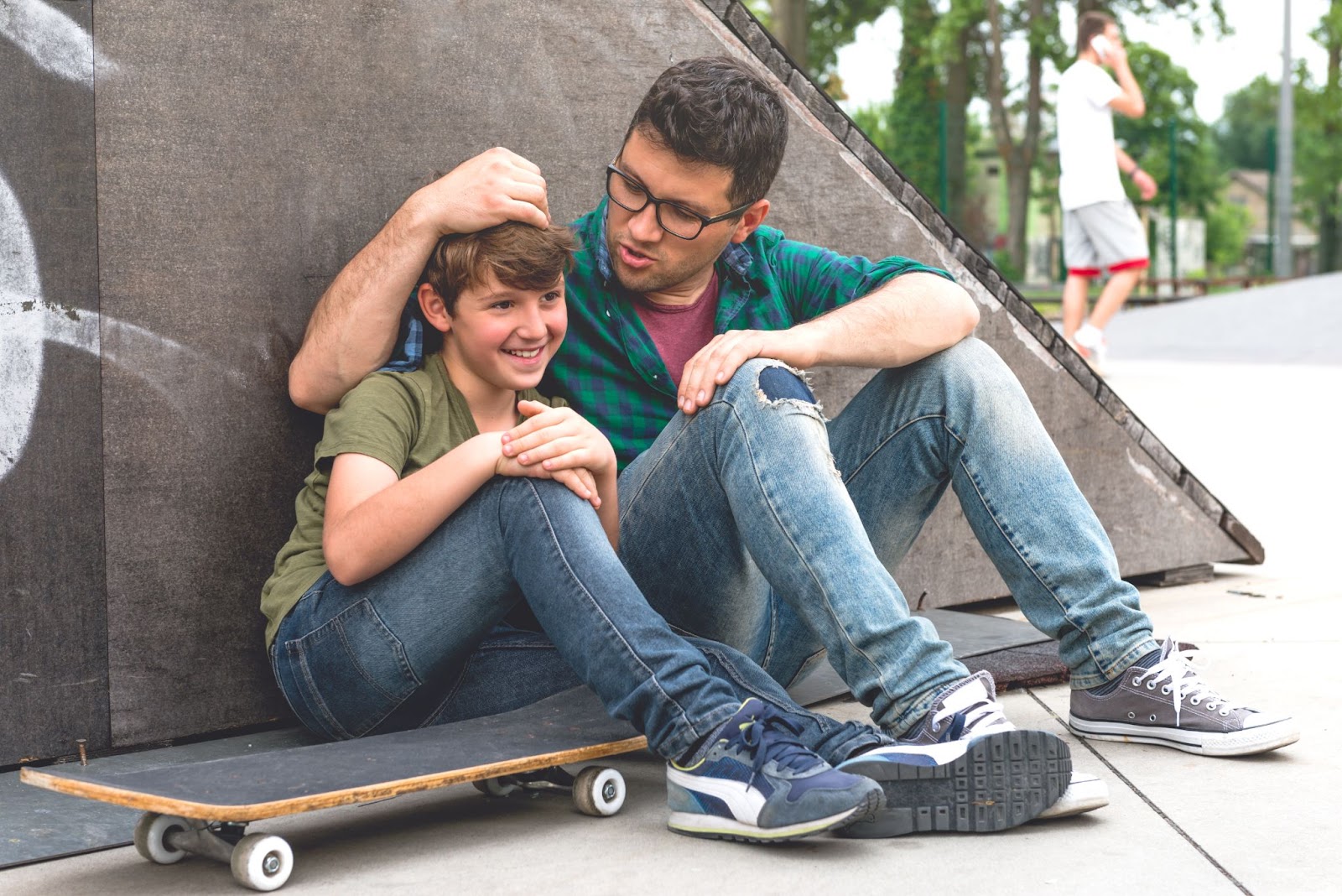 Pomeriggio nello skate park stili genitoriali