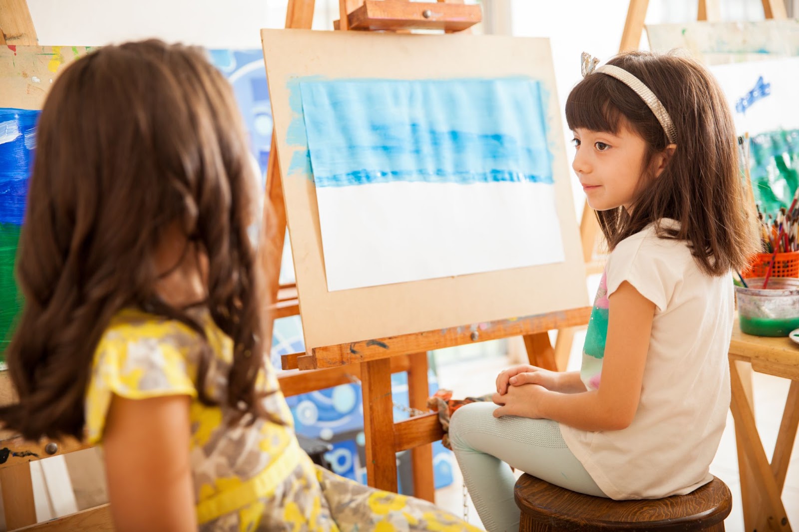 Simpatiche ragazzine che si confrontano tra loro e si scambiano idee per il corso d'arte a scuola