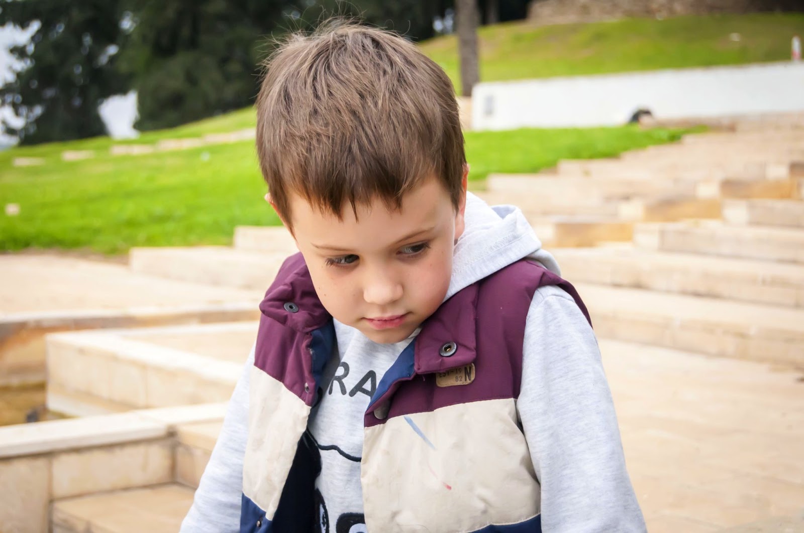 Bambino triste di sei sette o otto anni con scarsa autostima