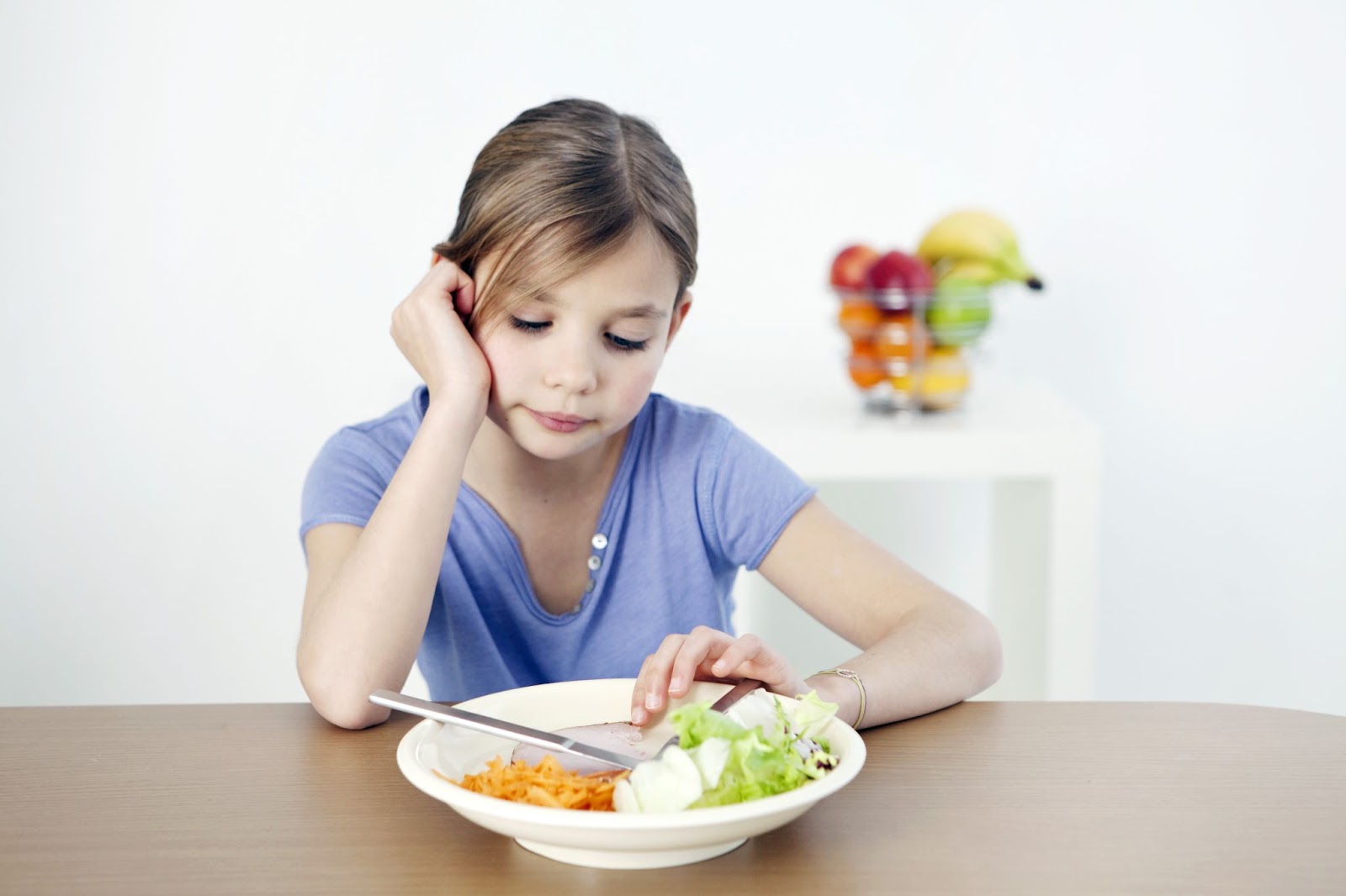 Bambino che mangia un pasto concetto di disturbi alimentari nei bambini